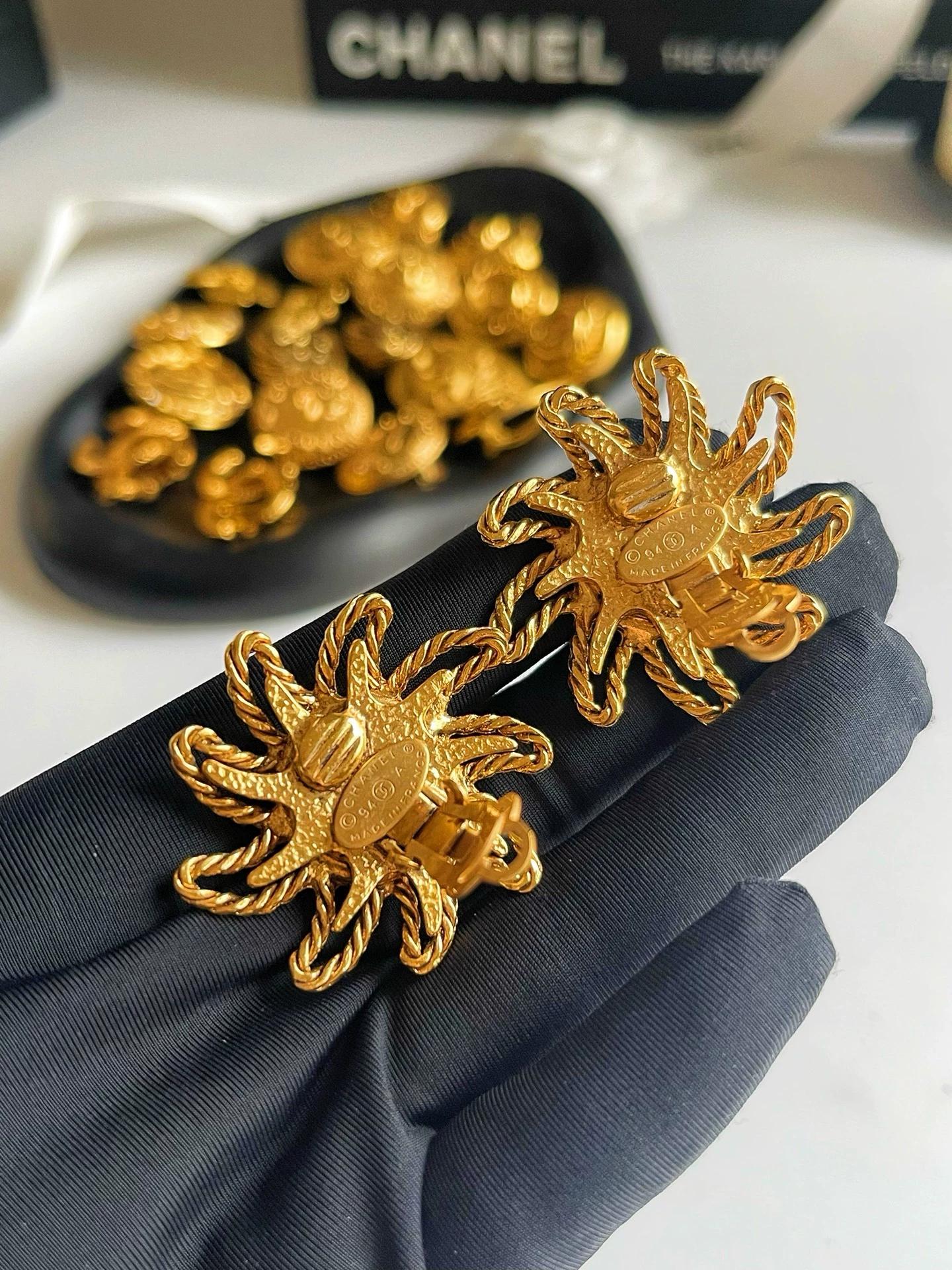 220824-3 Auth CHANEL Chanel Sunflower Middle Earrings Vintage gold large size ear