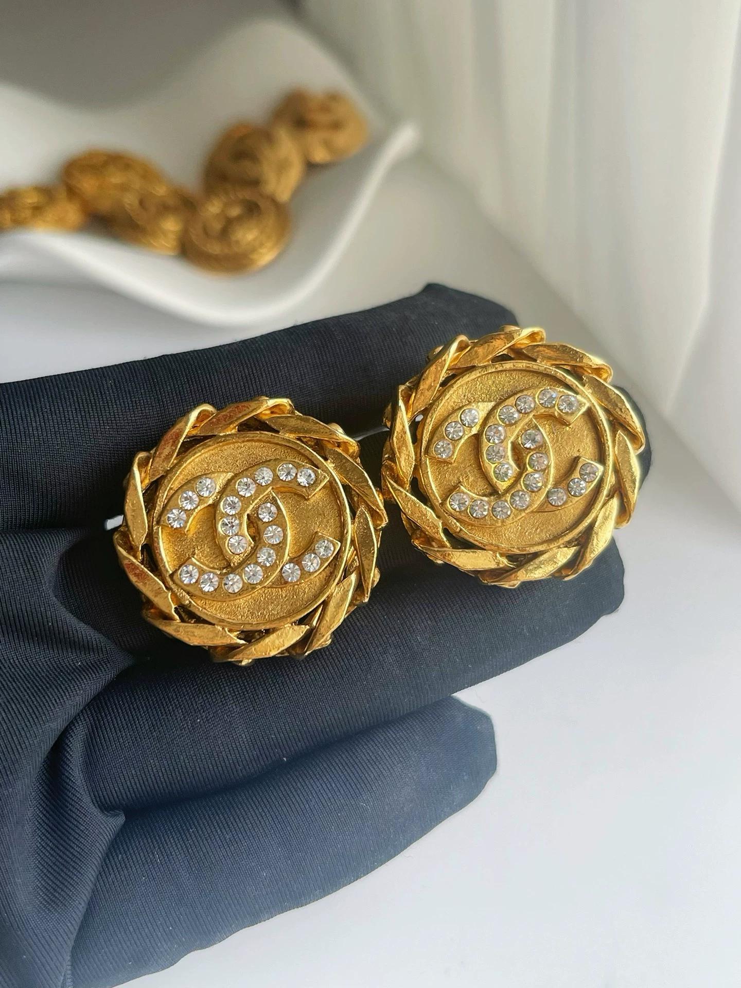 220824-12 Auth CHANEL VINTAGE Middle CC gold tone Earrings
