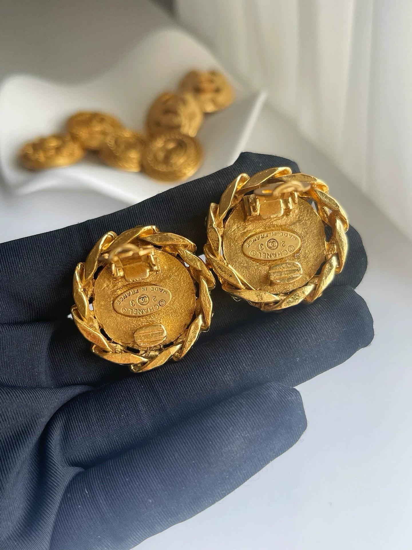 220824-12 Auth CHANEL VINTAGE Middle CC gold tone Earrings