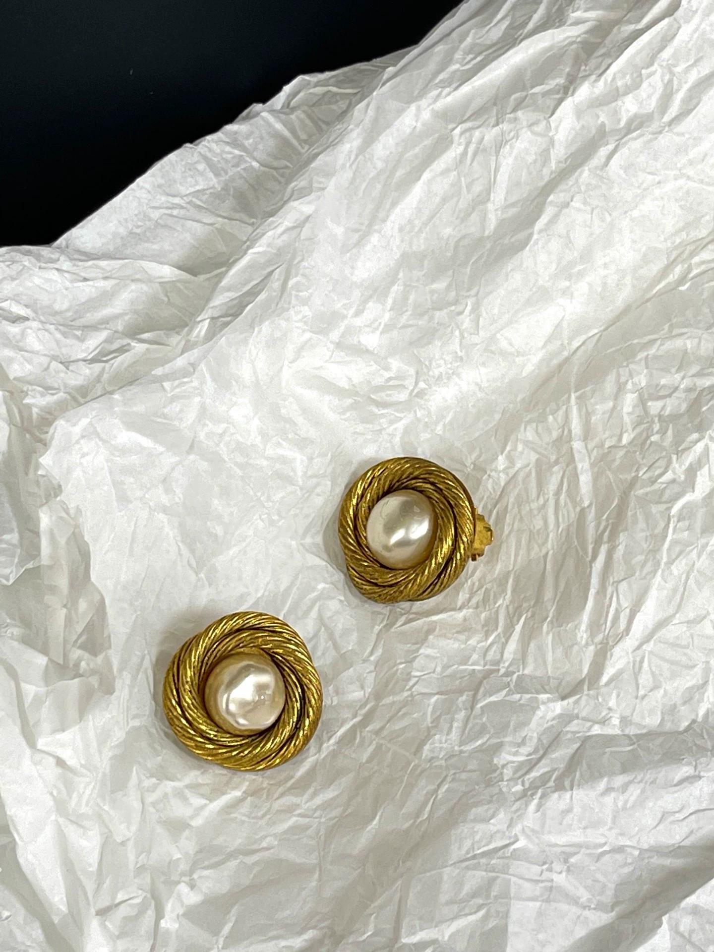 220824-14 Auth CHANEL Vintage Bird's Nest Pearl gold tone Earrings
