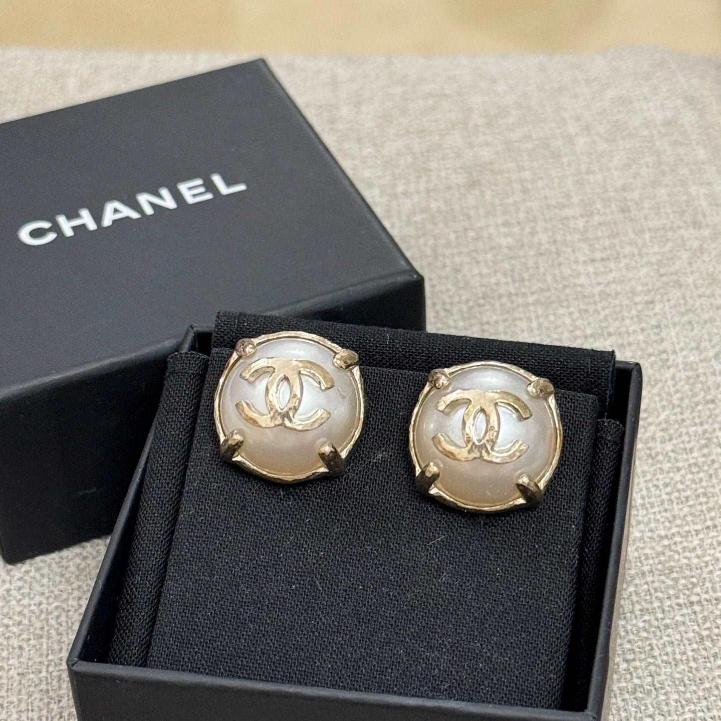 220824-15 Auth CHANEL Vintage Pearl gold tone Earrings