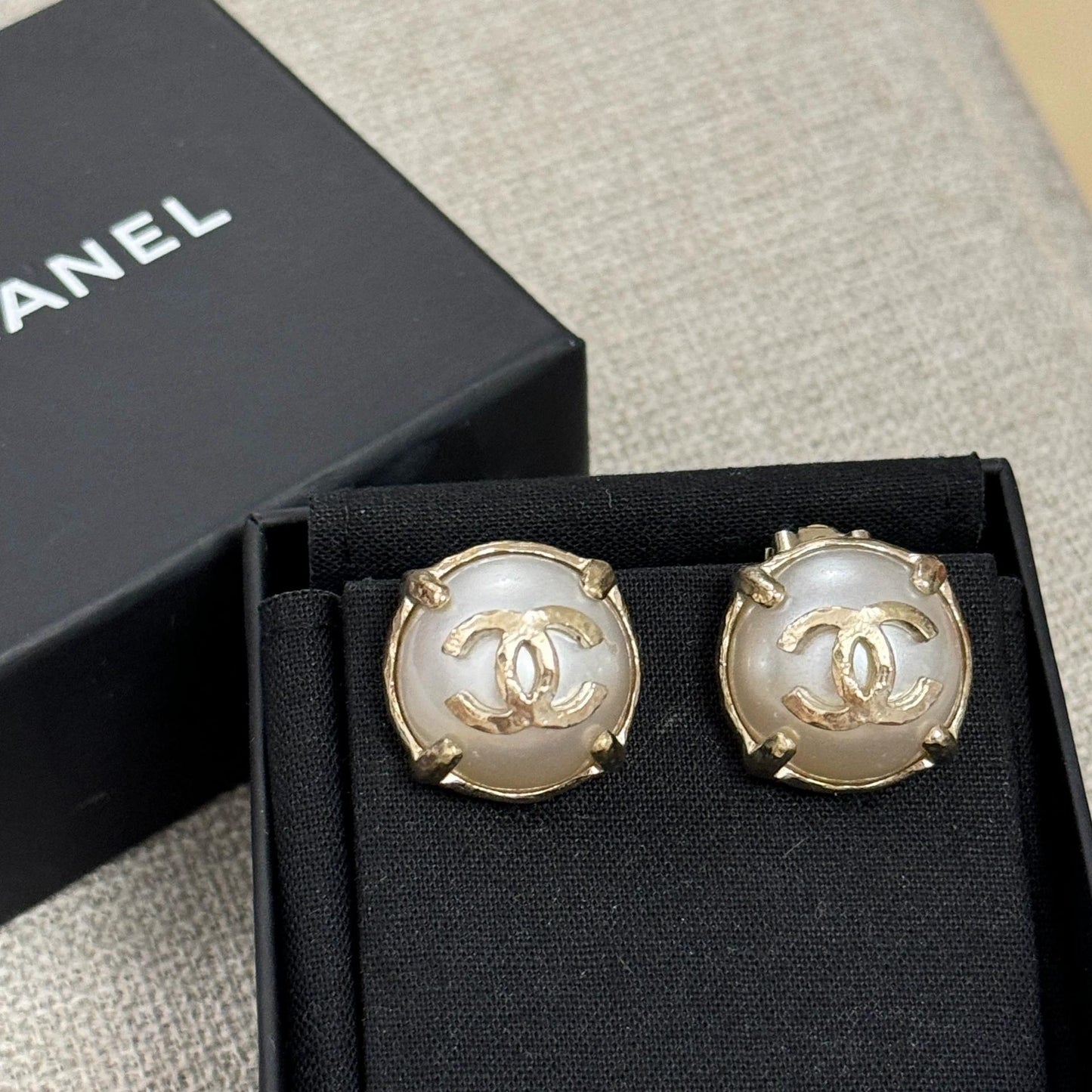 220824-15 Auth CHANEL Vintage Pearl gold tone Earrings