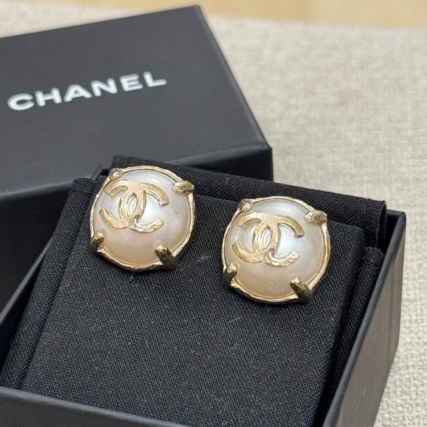 220824-15 Auth CHANEL Vintage Pearl gold tone Earrings