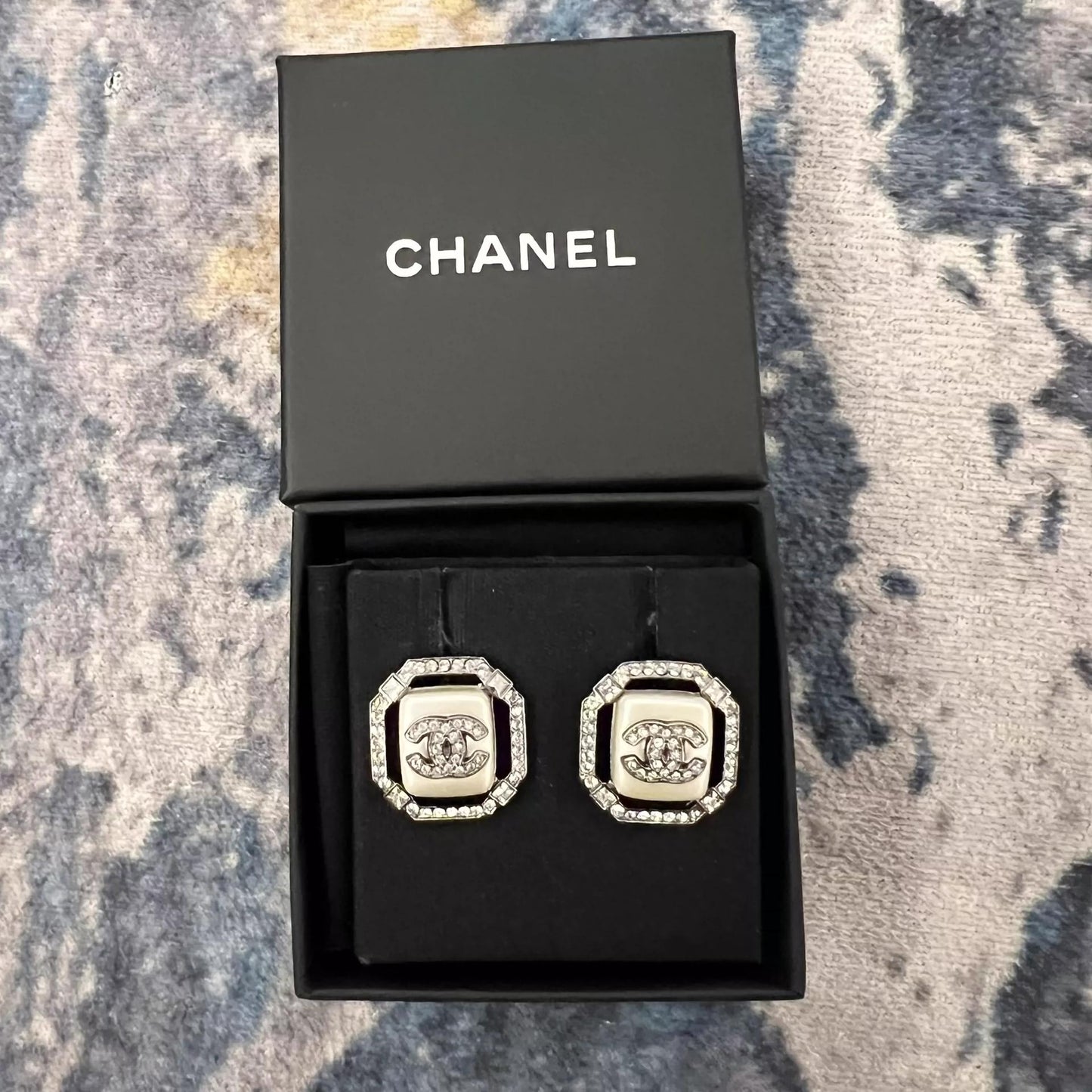 220824-23 Auth Chanel hollow double C pearl square earrings