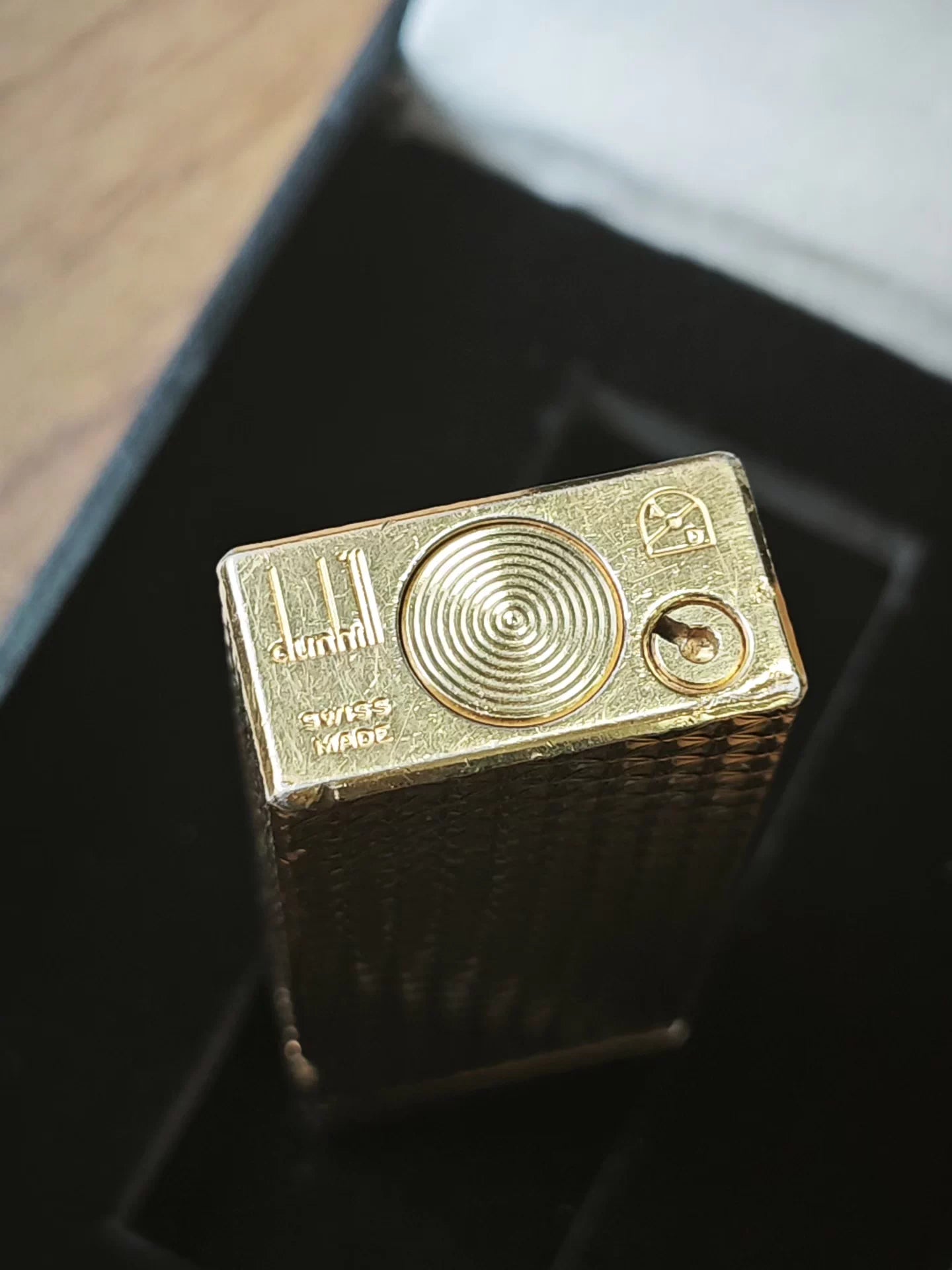 051025-3 Cartier lighter golden
