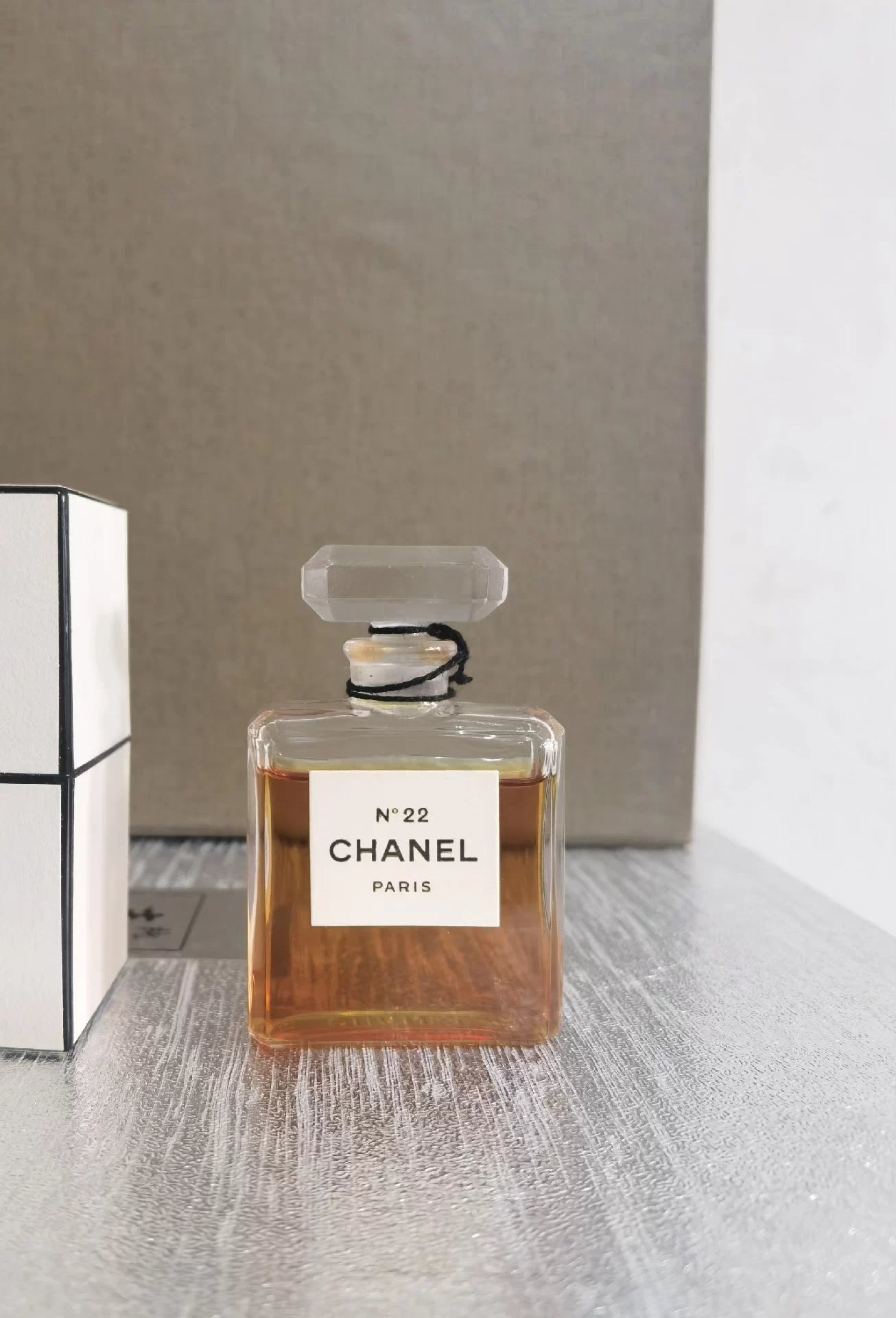 011225-11 Chanel No 22