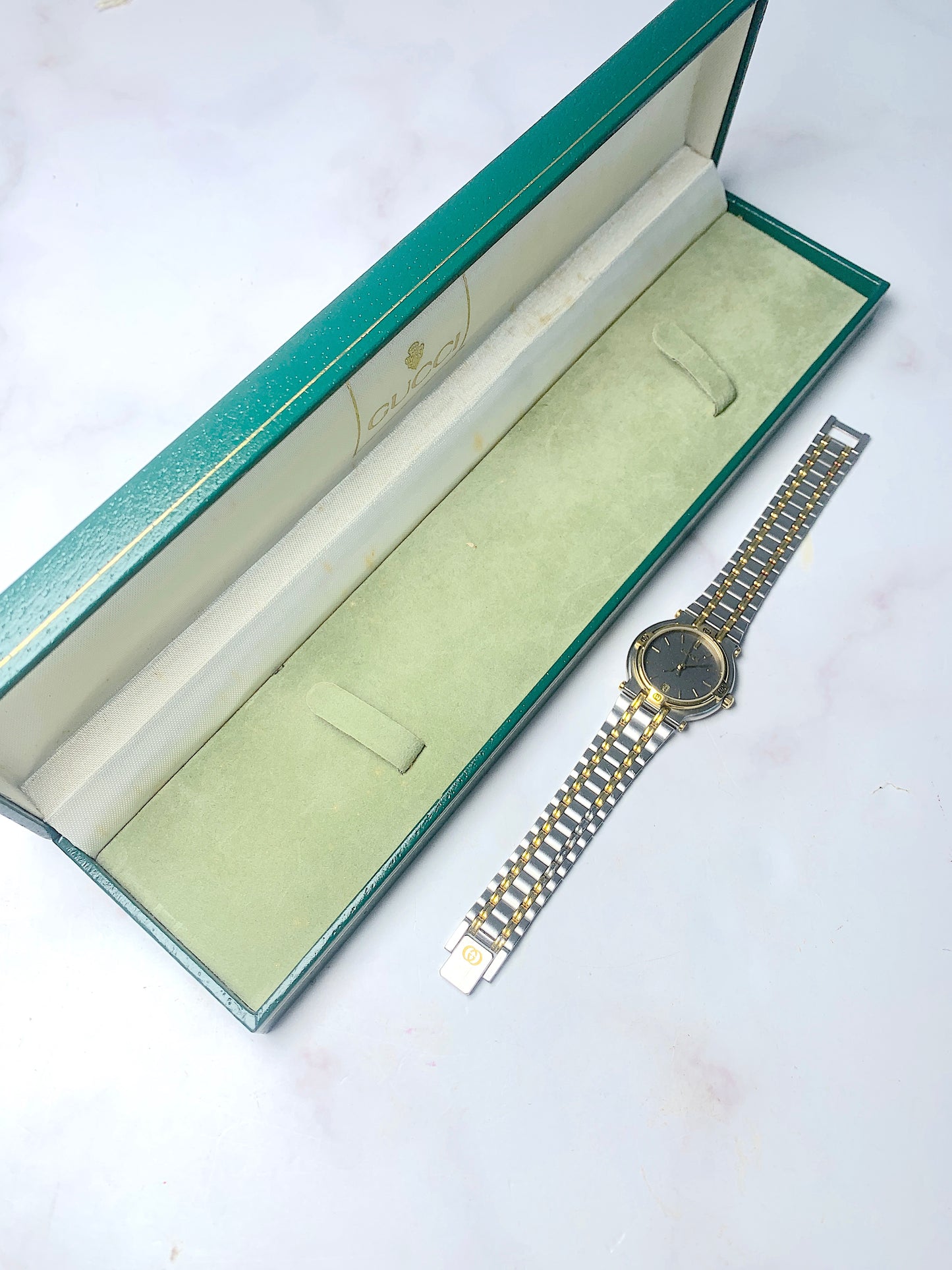 Women Gucci silver tone Quartz Watch - 240124 E