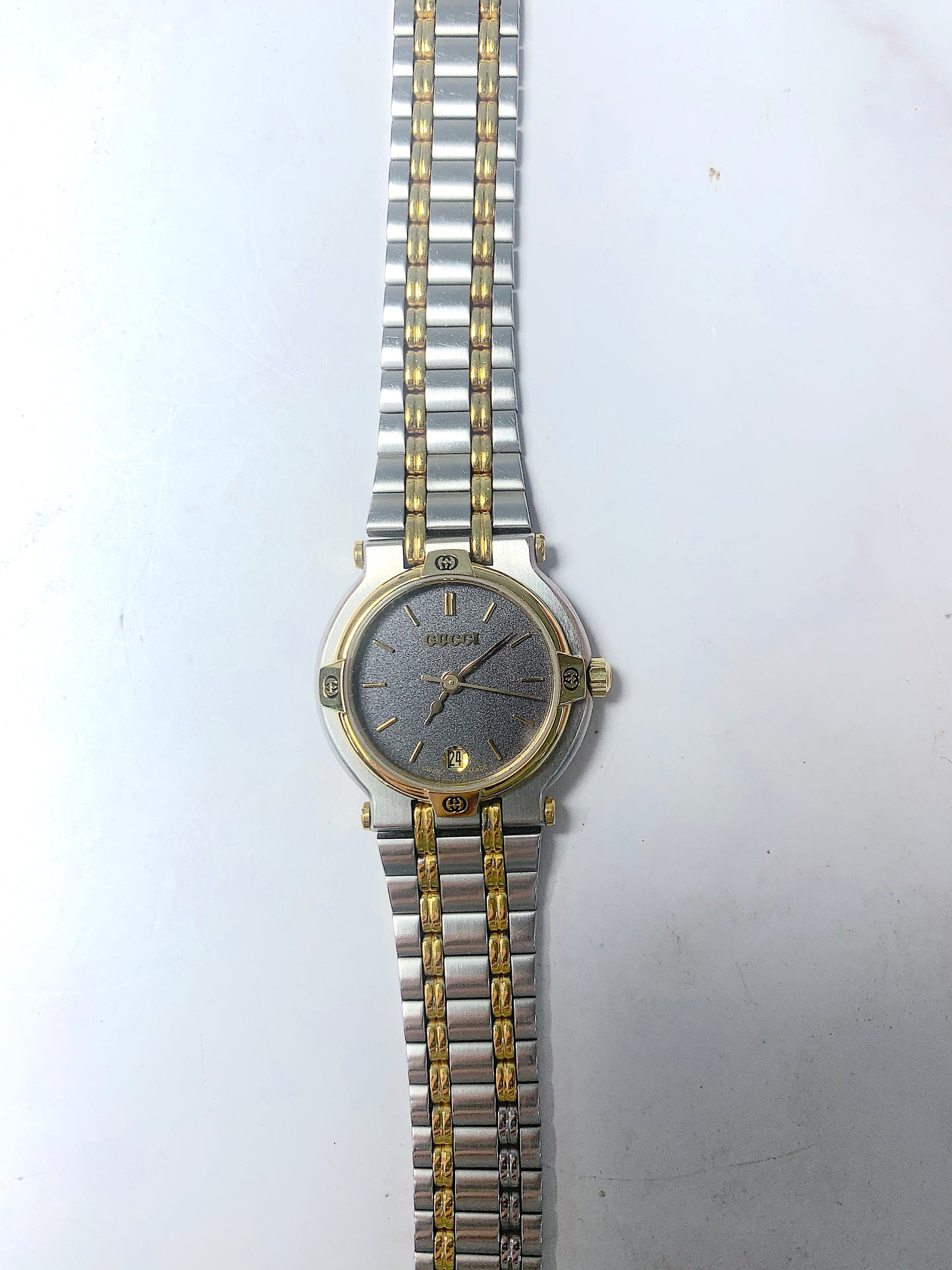 Women Gucci silver tone Quartz Watch - 240124 E