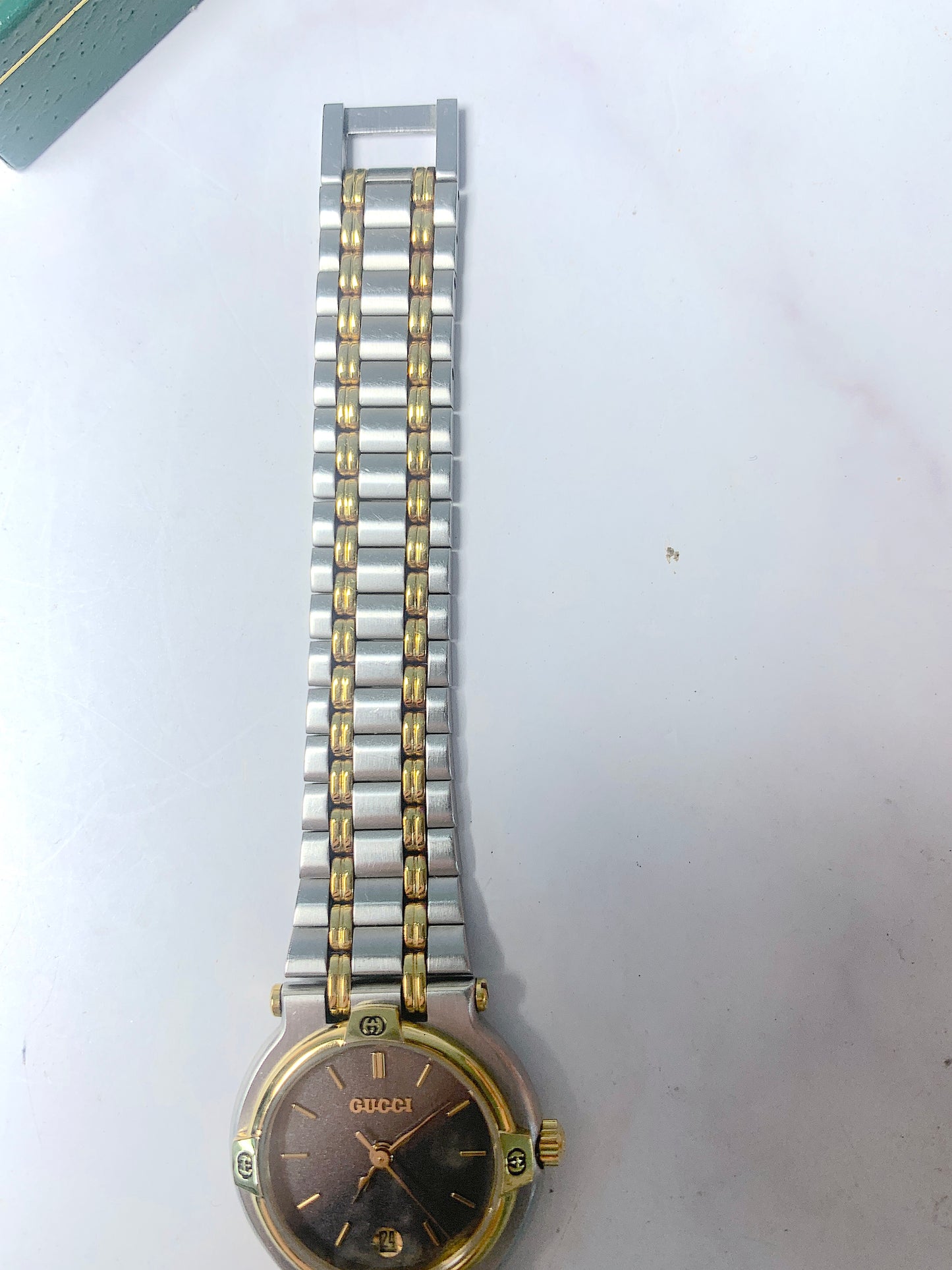 Women Gucci silver tone Quartz Watch - 240124 E