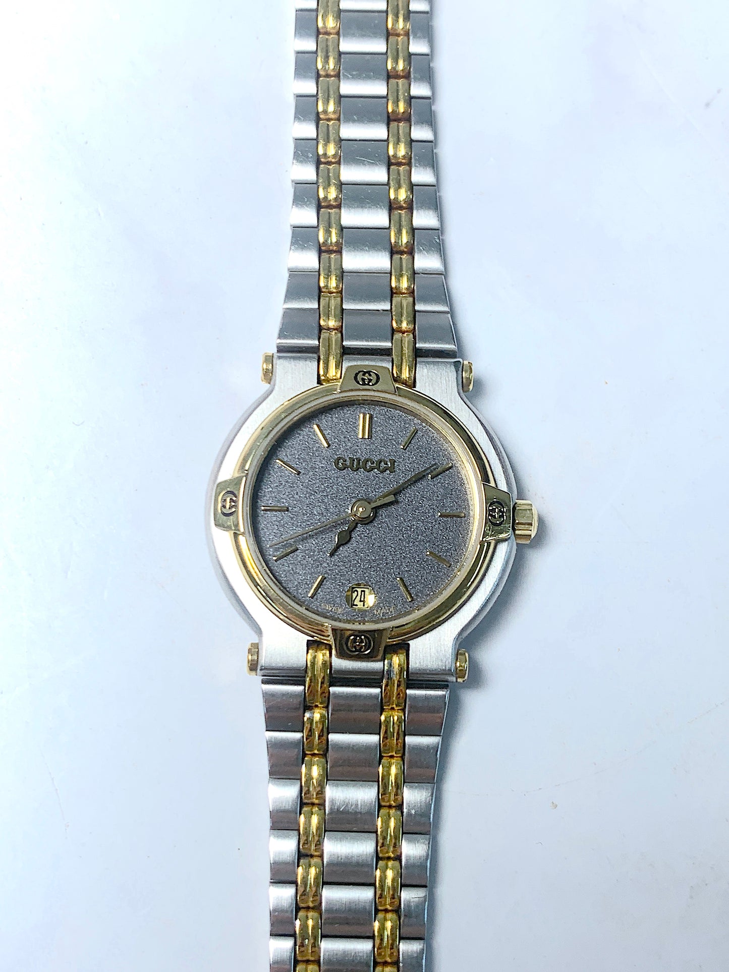 Women Gucci silver tone Quartz Watch - 240124 E