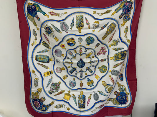 Dark Red Qu importie le flacon Hermes Silk Scarf 90 x 90 cm - 27OCT22