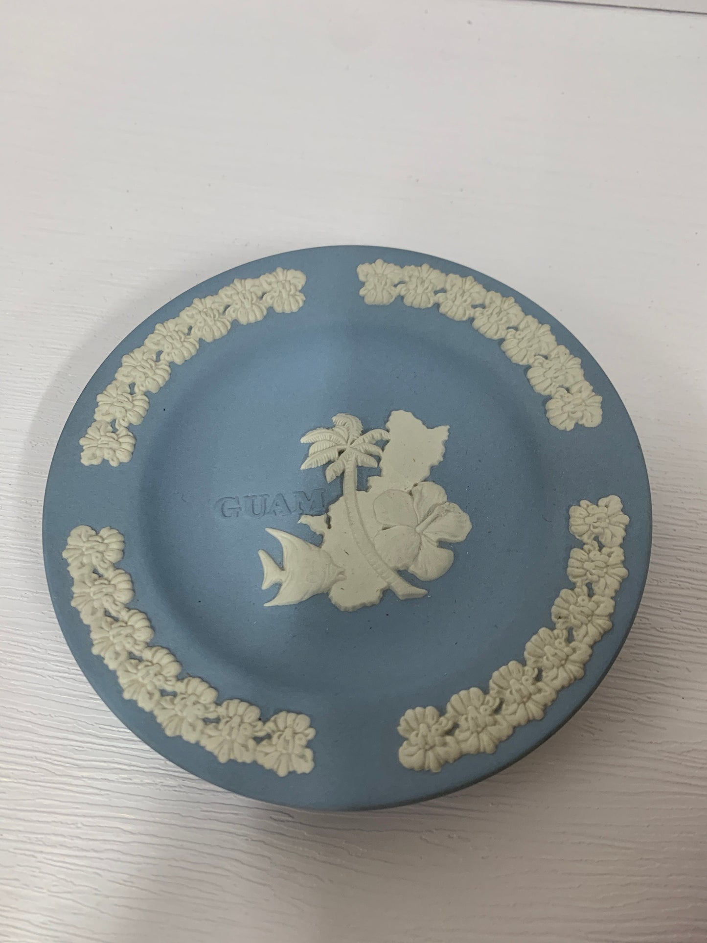 Royal Copenhagen Plates 1973 for christmas 19cm diameter and wedgwood Guam 12cm 2 plates