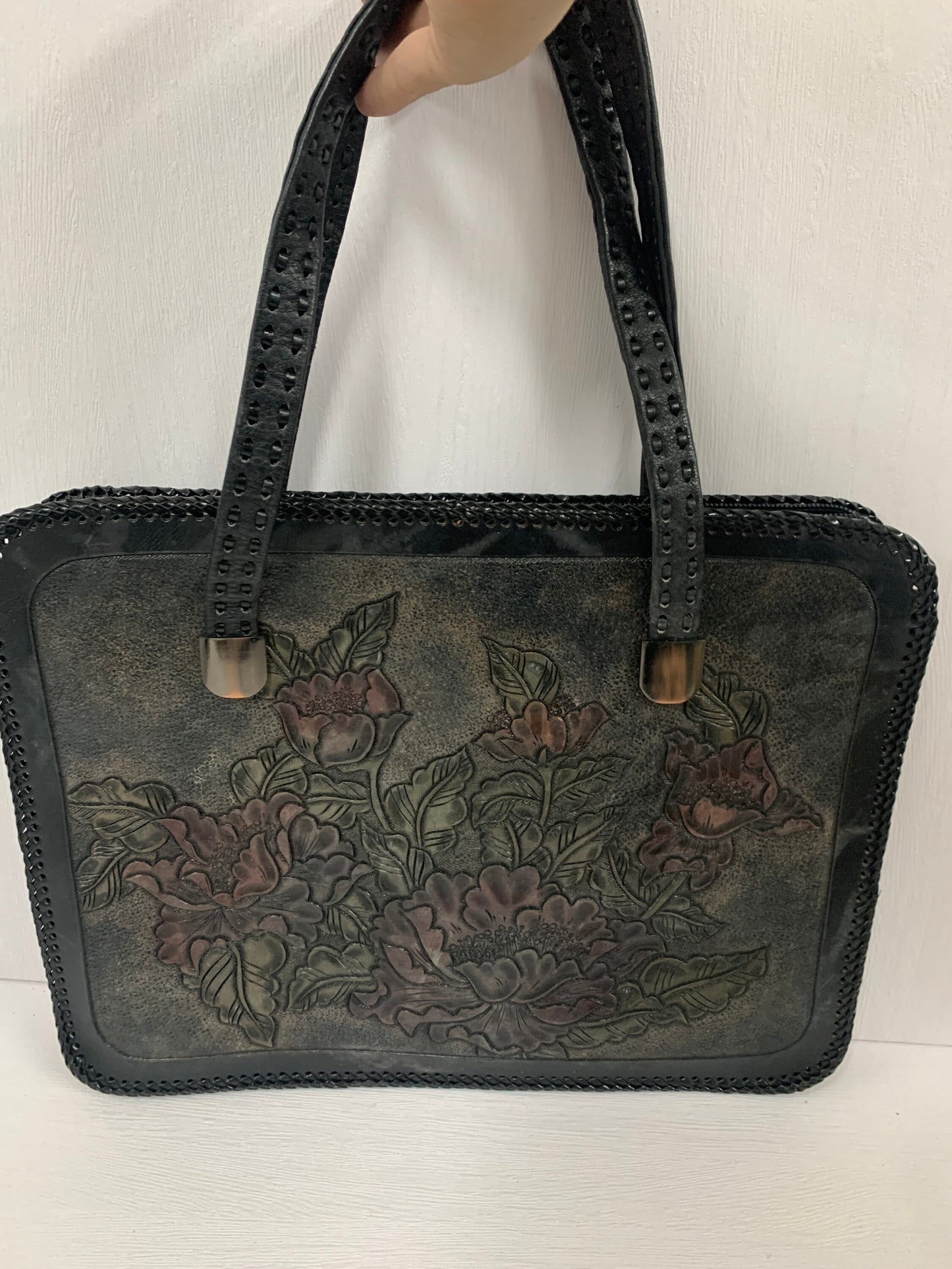 Chinese ethnic embroidery temperament broadband cheongsam bag leather women’s bag messenger handbag 37W cmx 27H cm ( BbW 13 25 Apr 2022)