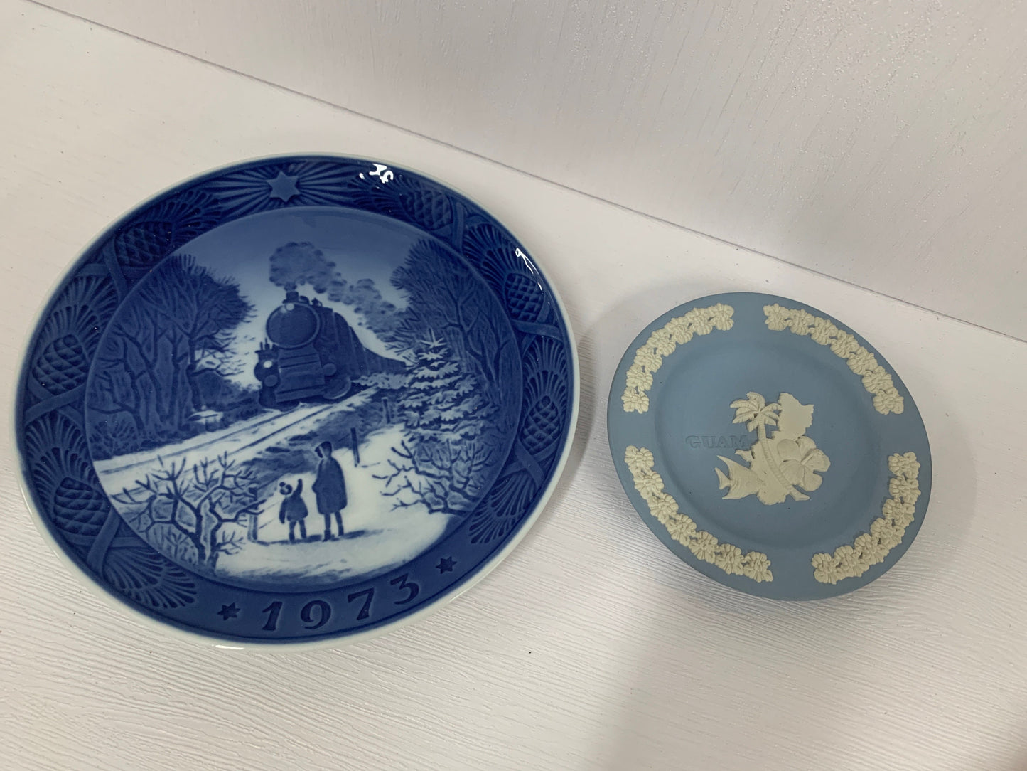 Royal Copenhagen Plates 1973 for christmas 19cm diameter and wedgwood Guam 12cm 2 plates