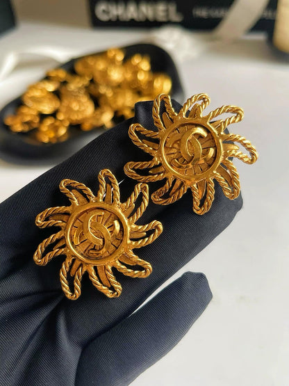 220824-3 Auth CHANEL Chanel Sunflower Middle Earrings Vintage gold large size  ear