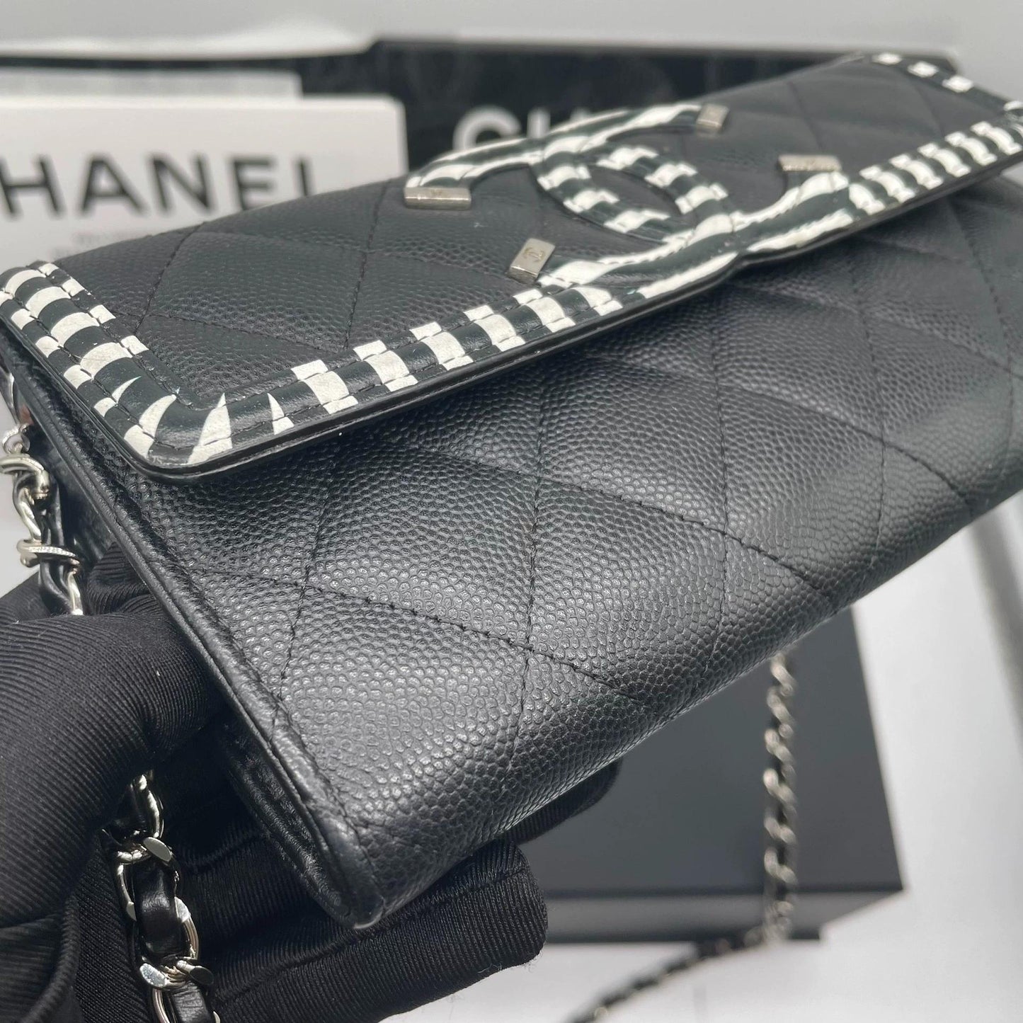 220824-3 CHANEL Chanel Filigree Black and White Litchy Litchi Wallet