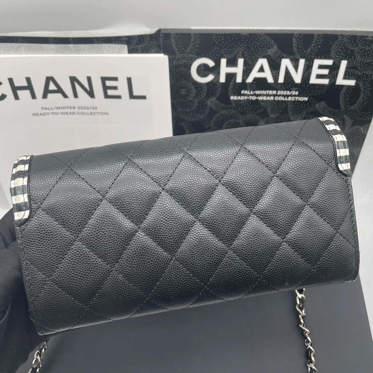 220824-3 CHANEL Chanel Filigree Black and White Litchy Litchi Wallet