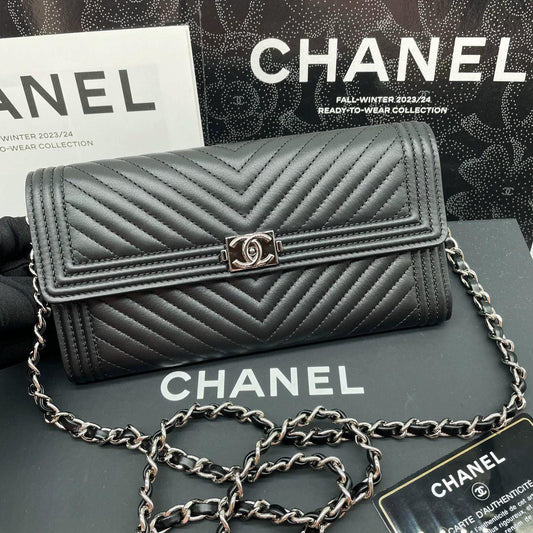 220824-13 CHANEL Chanel Leboy Black Silver V -Flip Wallet