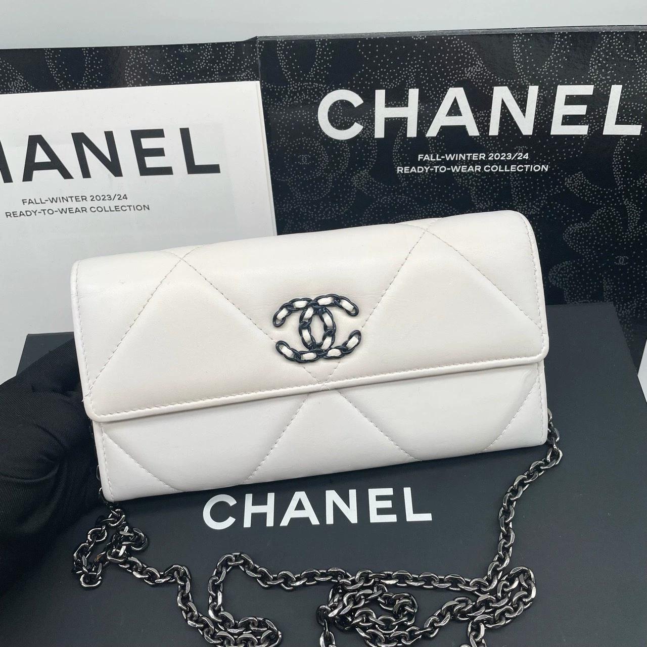 220824-15 Chanel 19 black and white panda flip wallet