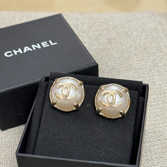 220824-15 Auth CHANEL  Vintage Pearl gold tone Earrings