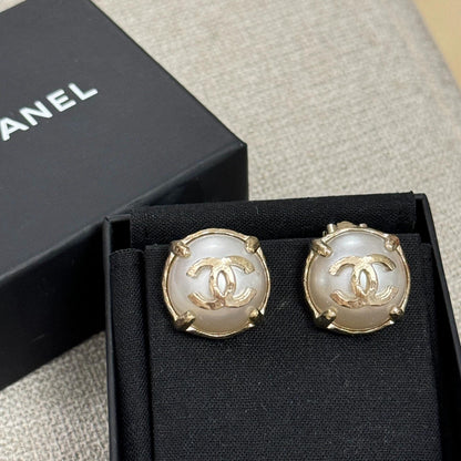 220824-15 Auth CHANEL  Vintage Pearl gold tone Earrings