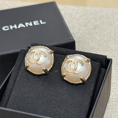 220824-15 Auth CHANEL  Vintage Pearl gold tone Earrings