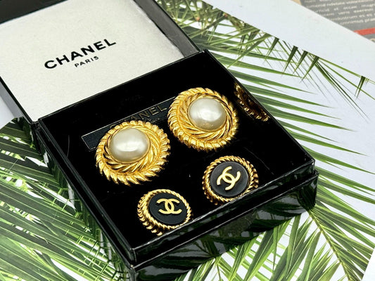 220824-17 Auth Chanel Middle Pearl ear clip black  gold tone Earrings