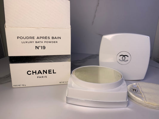 Chanel No. 19  Poudre Apres Bain Bath Powder 150 g