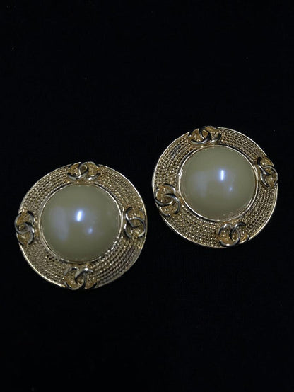 1809-japan3 Auth CHANEL Earrings Gold Antique CC Logo Pearl