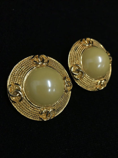 1809-japan3 Auth CHANEL Earrings Gold Antique CC Logo Pearl