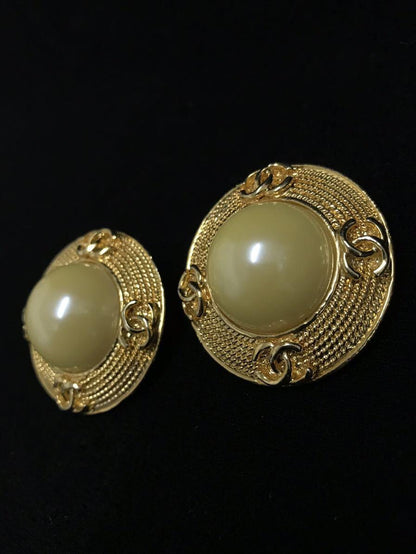 1809-japan3 Auth CHANEL Earrings Gold Antique CC Logo Pearl