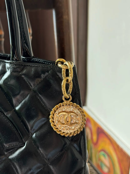 150626-bag-88 Chanel Hilton black patent tote bag