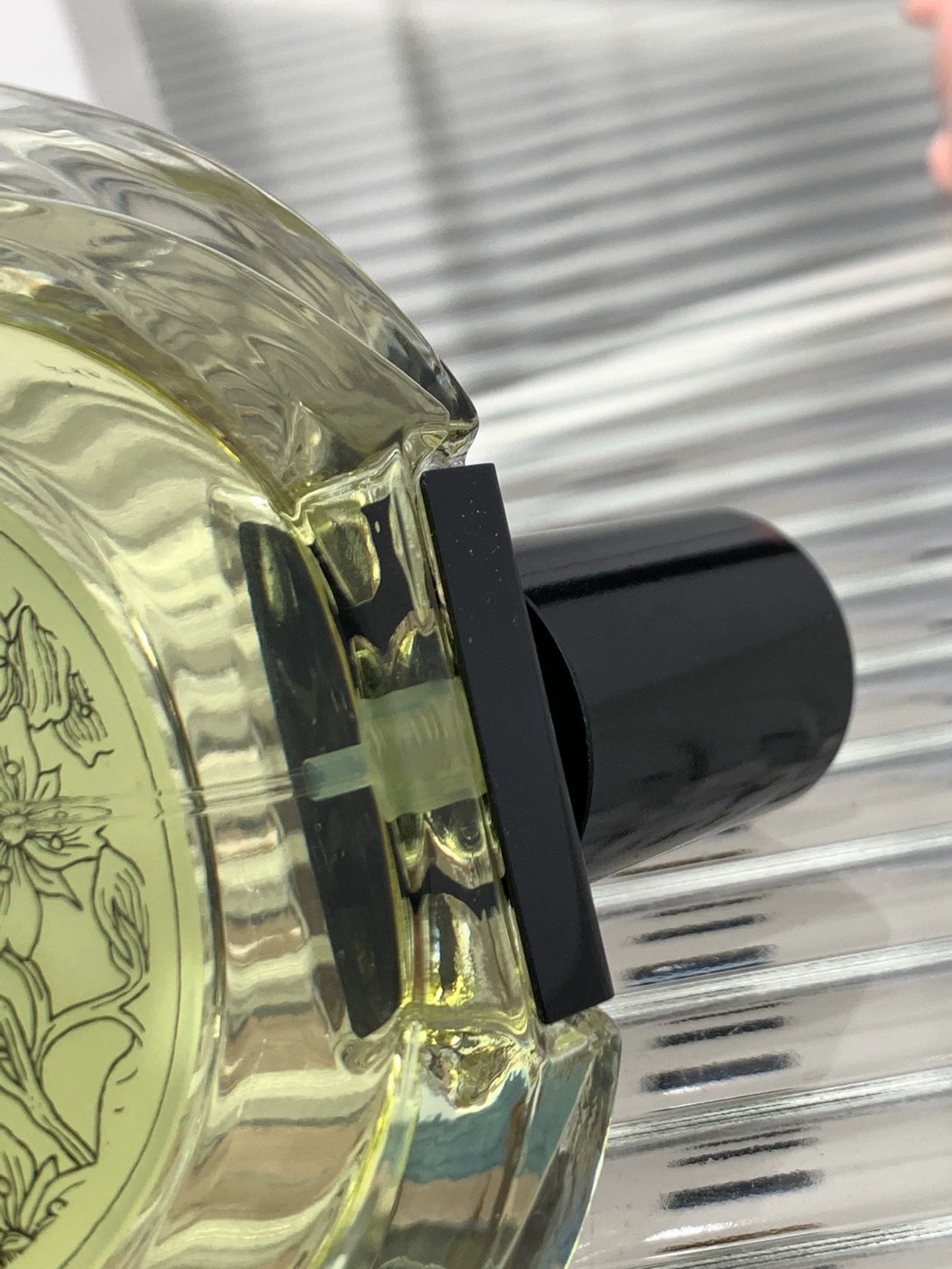 280726-38 There is box 100ml 3.4 oz