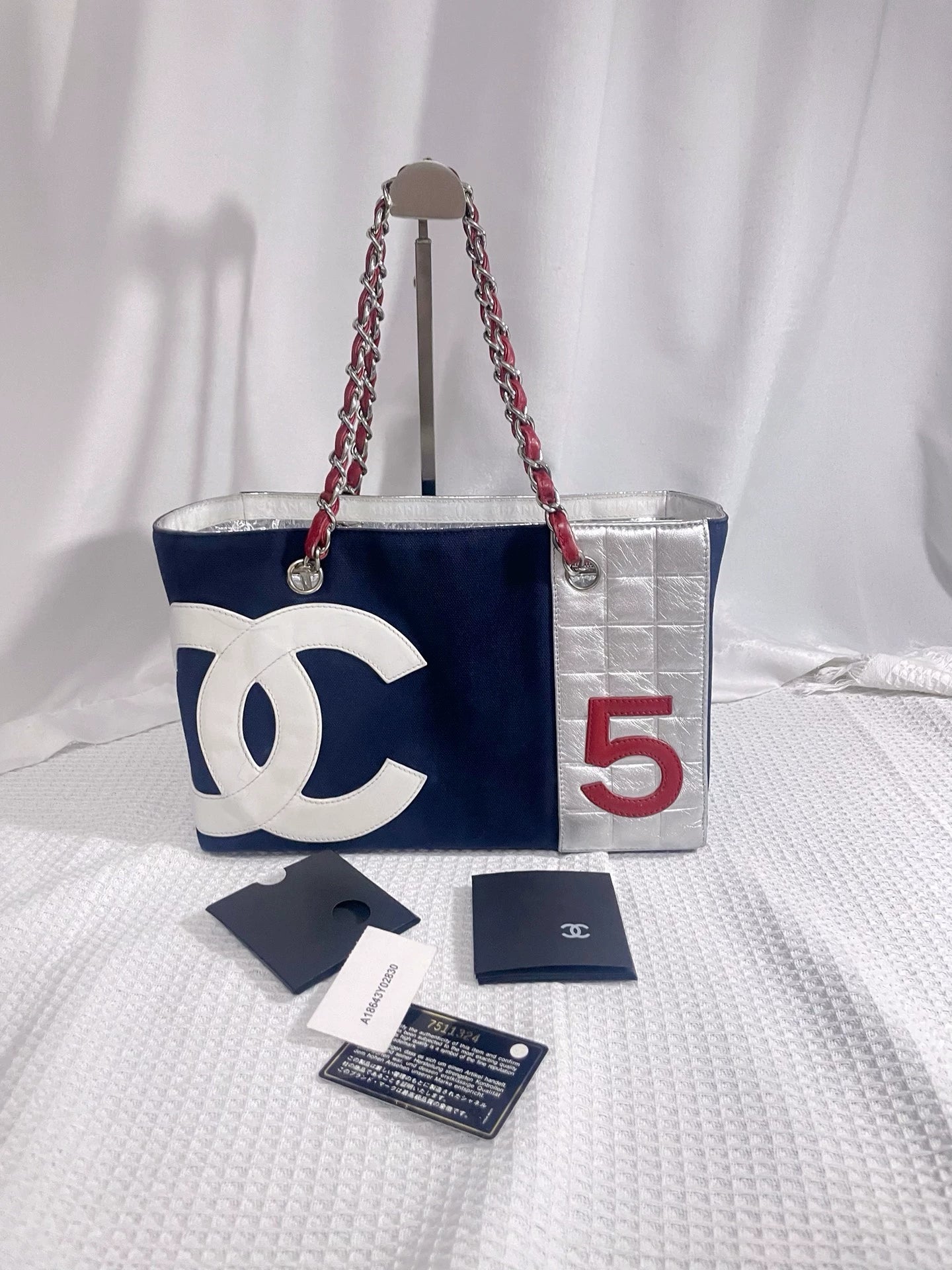 221124-70 Auth CHANEL Navy medium chain handbag shoulder bag