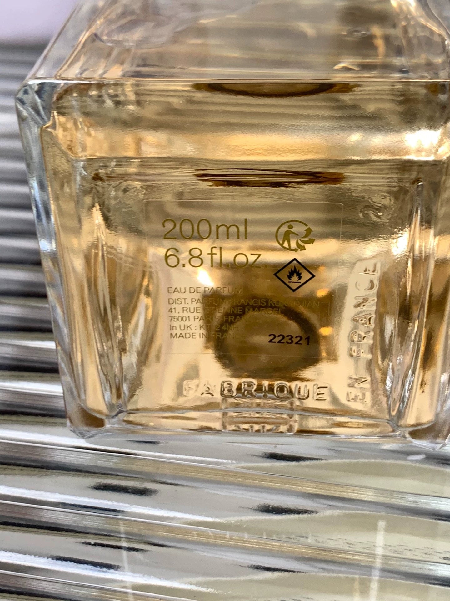 280726-33 There is box 200ml 6.8 oz