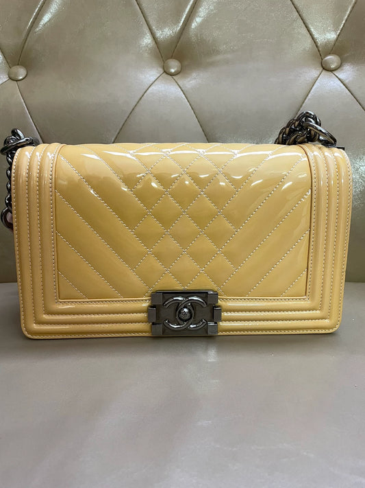 221124-73 Auth Chanel Boy Bag Medium Classic Quilted Flap CC Leboy Crossbody