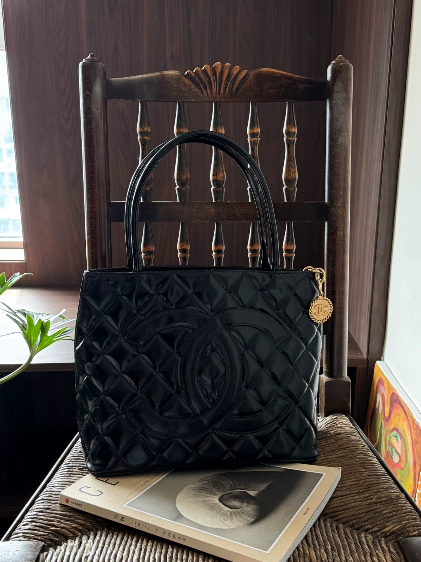 150626-bag-88 Chanel Hilton black patent tote bag