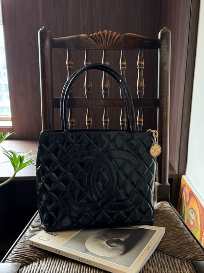 150626-bag-88 Chanel Hilton black patent tote bag