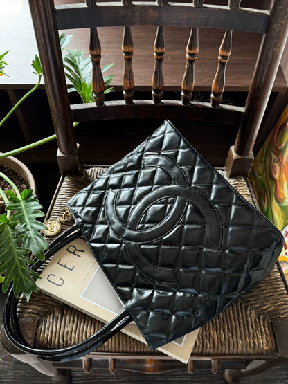 150626-bag-88 Chanel Hilton black patent tote bag