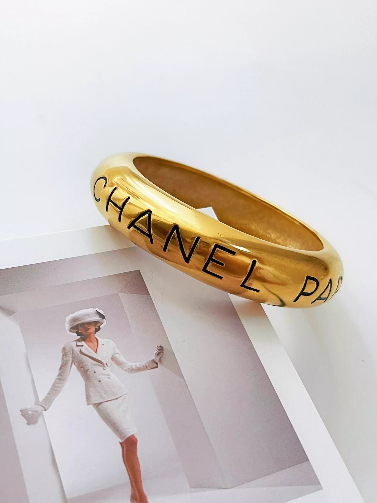 071024-10 vintage Chanel gold bracelet Black golden