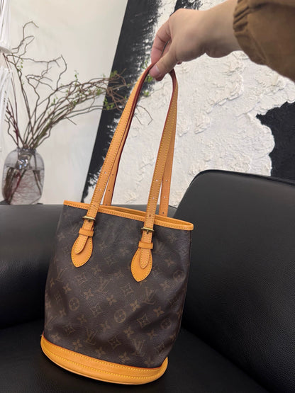 150626-bag-81 Louis Vuitton LV small suet tote bag