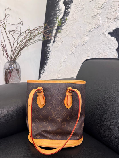 150626-bag-81 Louis Vuitton LV small suet tote bag