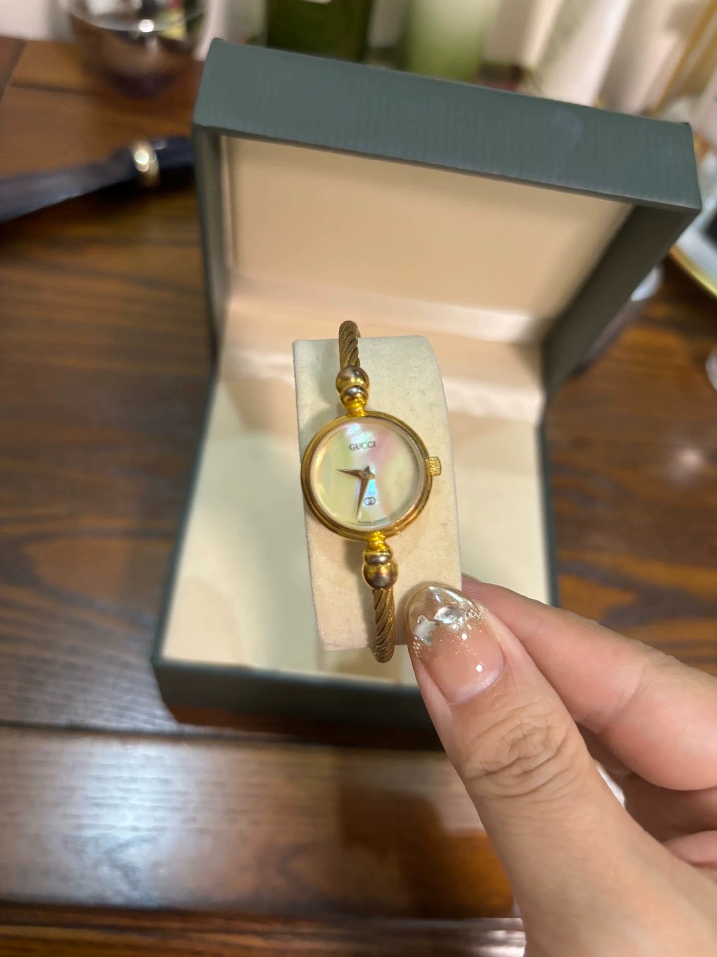 291024-81 Gucci women's watch with box