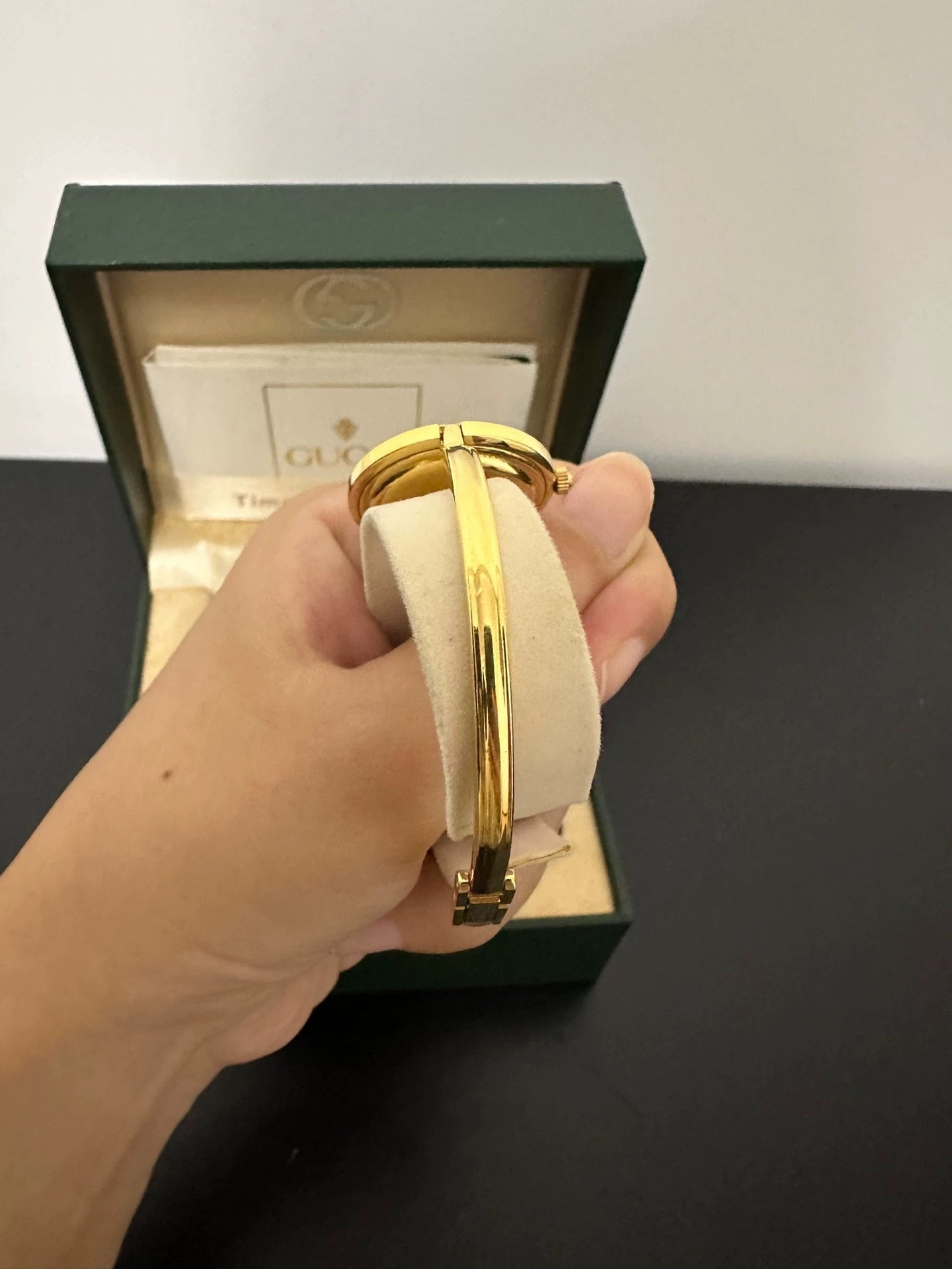 100926-98 Gucci vintage watch