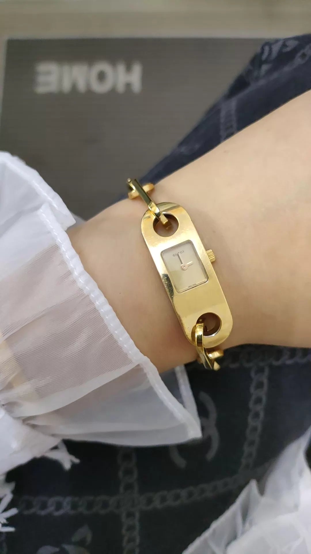 020426-watch-94 Gucci After downgrading consumption
