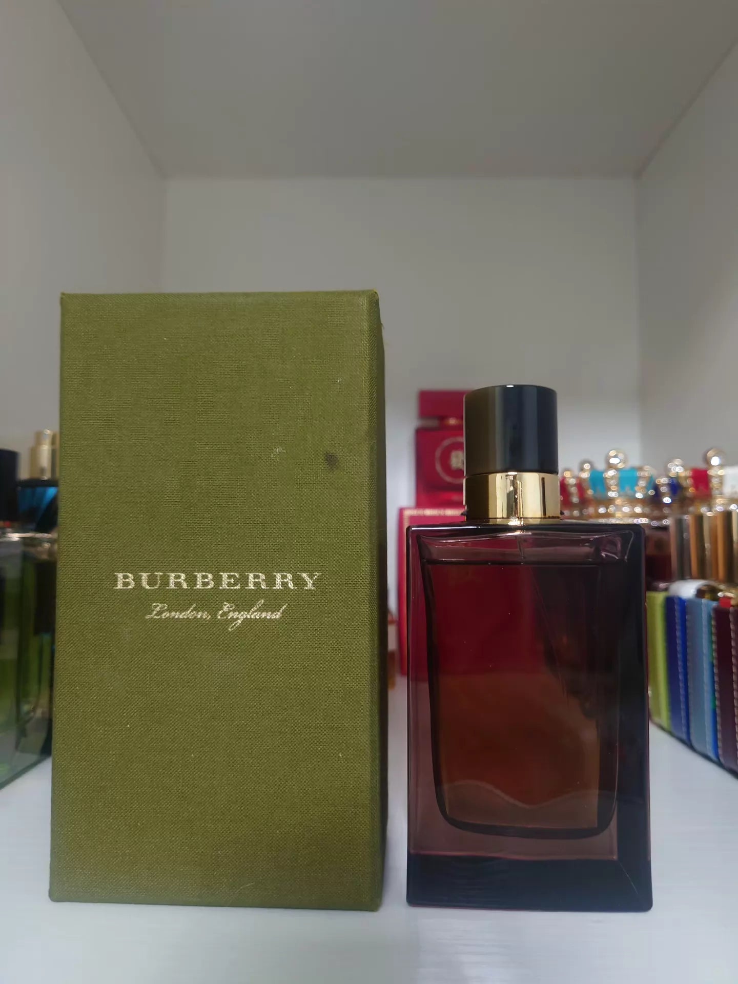 110826-220 Burberry haute couture tudor Perfume