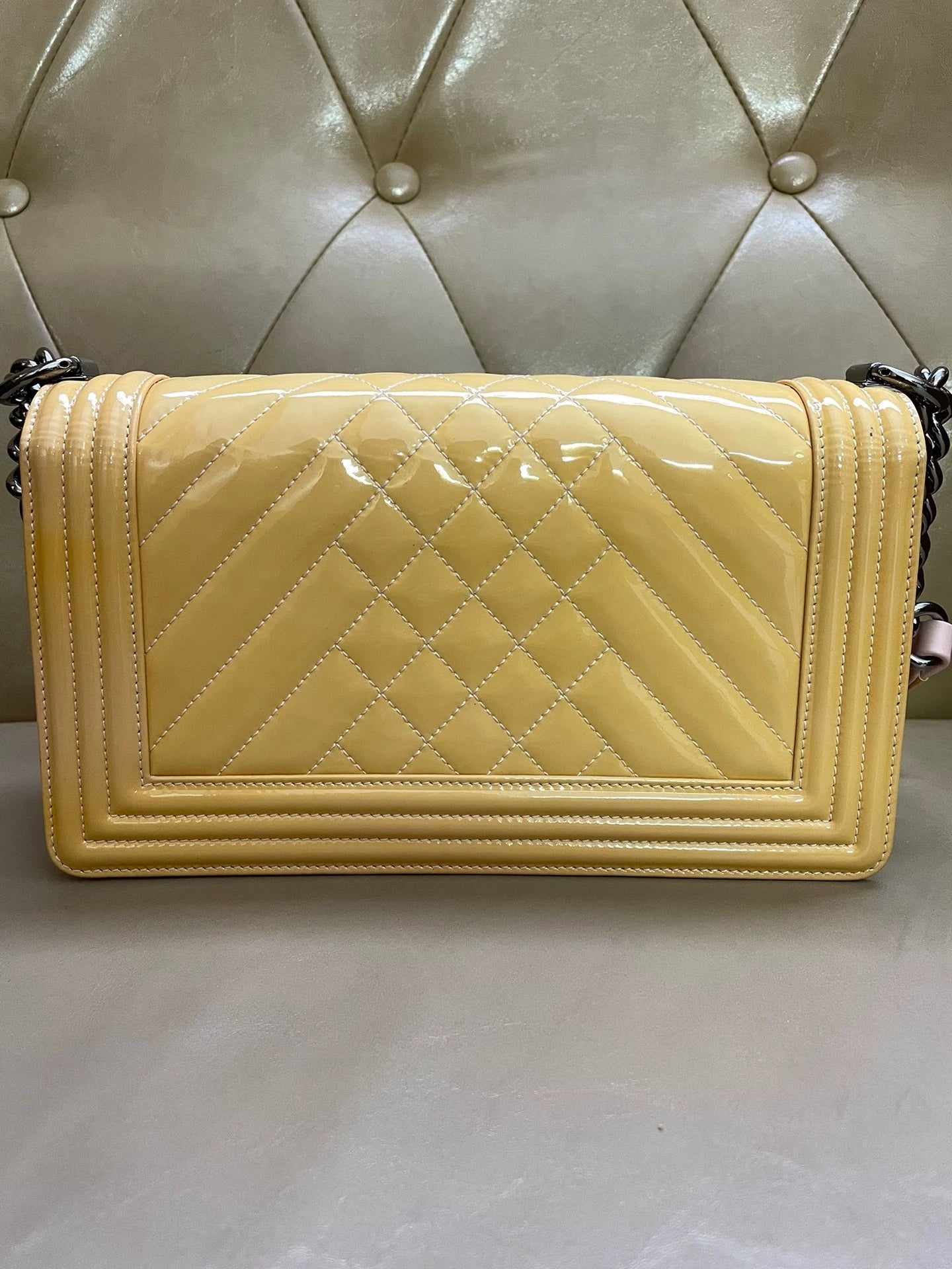 221124-73 Auth Chanel Boy Bag Medium Classic Quilted Flap CC Leboy Crossbody