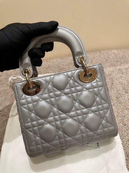 150626-bag-9 Dior three-panel pearlescent gray handbag