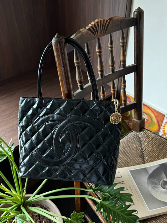 150626-bag-88 Chanel Hilton black patent tote bag