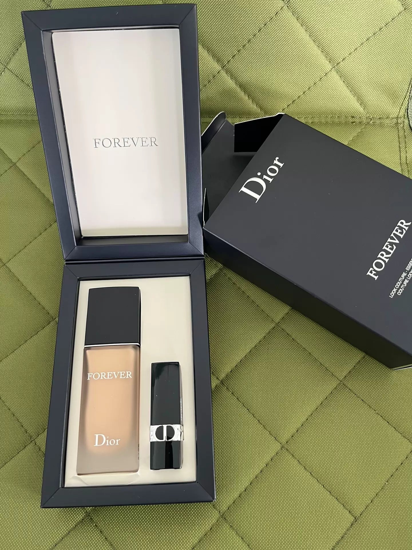 030926-145 Dior lock makeup foundation